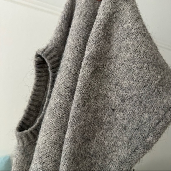 H&M Cropped Sweater - Picture 5 of 5